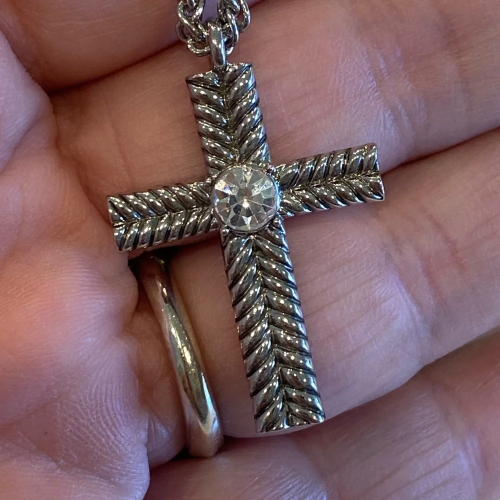 Clearance sale - Vintage Silver Tone Cross Pendant Necklace 18-21”